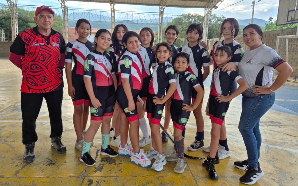 Deportistas de hockey en línea recibieron licras para entrenamiento Deportistas de hockey en línea recibieron licras para entrenamiento
