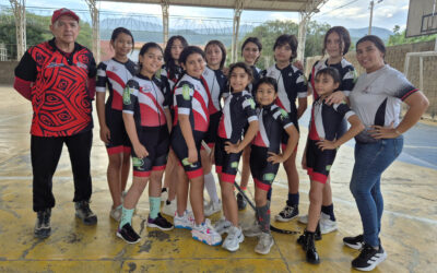 Deportistas de hockey en línea recibieron licras para entrenamiento